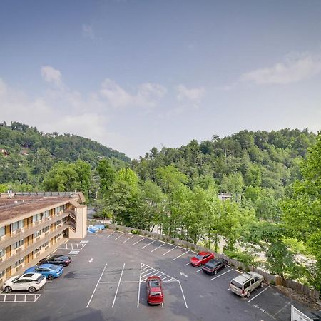 Stylish Gatlinburg Condo With Pool Walk Downtown! ภายนอก รูปภาพ
