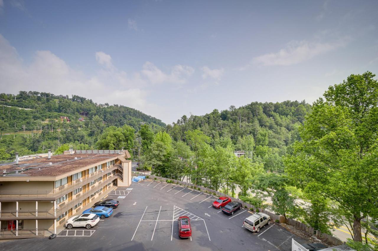Stylish Gatlinburg Condo With Pool Walk Downtown! ภายนอก รูปภาพ